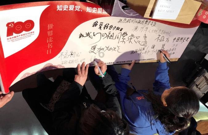 我女朋友总是喜欢一整天都抱着我 为什么？